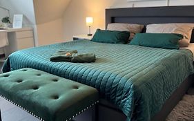 Modernes, zentrales Apartment in Troisdorf, Region Köln Bonn, 3 Etage, maximal für 4 Personen, Parkplatz&Netflix inklusive